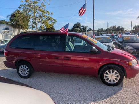 Used 2003 Chrysler Town & Country EX image 4