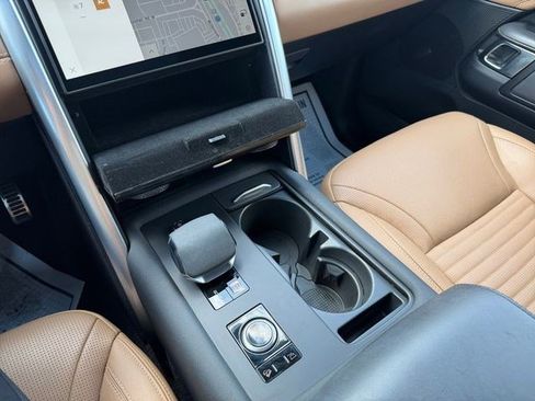 Certified 2024 Land Rover Discovery Metropolitan Edition AWD/4WD image 24