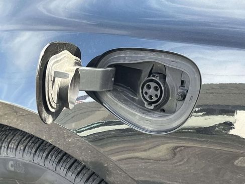 Used 2023 Chrysler Pacifica Limited w/ Uconnect Theater Family Group image 10