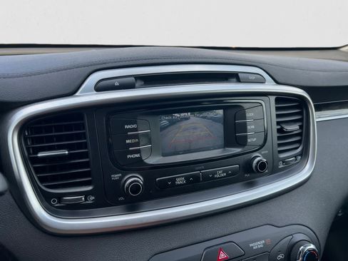 Used 2017 Kia Sorento FWD image 19