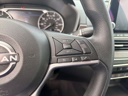 Used 2024 Nissan Altima 2.5 SV image 11