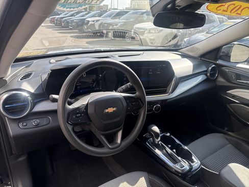 Used 2025 Chevrolet Trax LT FWD image 3