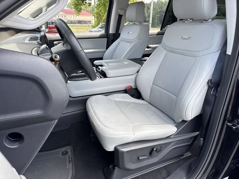 Used 2025 Ford Expedition Max Platinum w/ Driver's Package AWD/4WD image 15