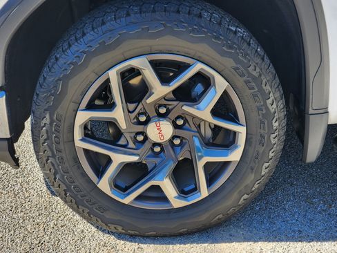 Certified 2023 GMC Sierra 1500 SLT image 12