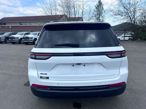 Used 2024 Jeep Grand Cherokee Altitude image 6