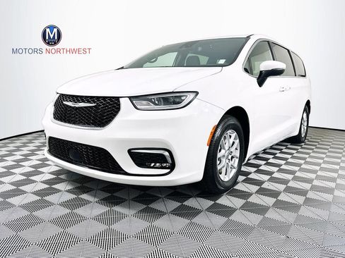 Used 2023 Chrysler Pacifica Touring image 1