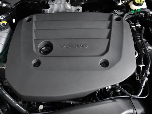 Used 2025 Volvo XC40 B5 Plus image 37