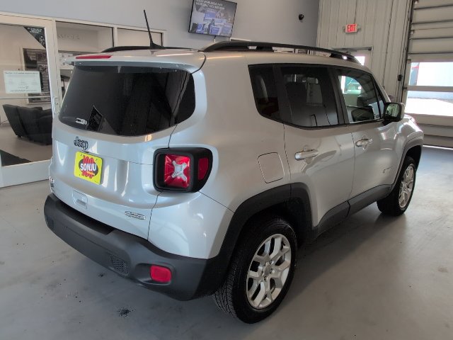 Used 2018 Jeep Renegade Latitude w/ Cold Weather Group AWD/4WD image 5