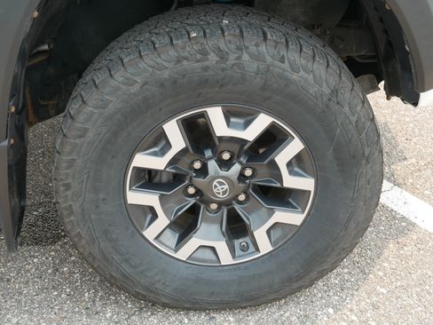 Used 2020 Toyota Tacoma TRD Off-Road AWD/4WD image 15