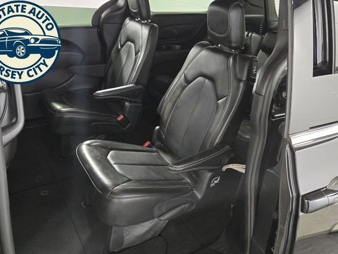 Used 2025 Chrysler Pacifica Select FWD image 27