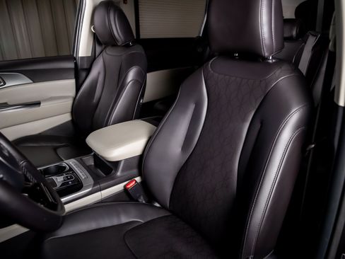 Used 2023 Kia Carnival LX FWD image 5