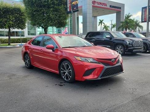 Used 2020 Toyota Camry SE FWD image 2