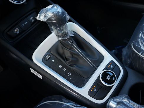 New 2025 Hyundai Venue Limited image 13