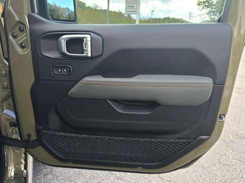 New 2025 Jeep Gladiator Mojave w/ Convenience Group image 36