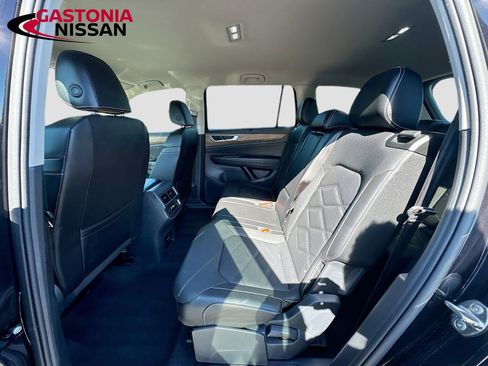 Used 2025 Volkswagen Atlas SE AWD/4WD image 32