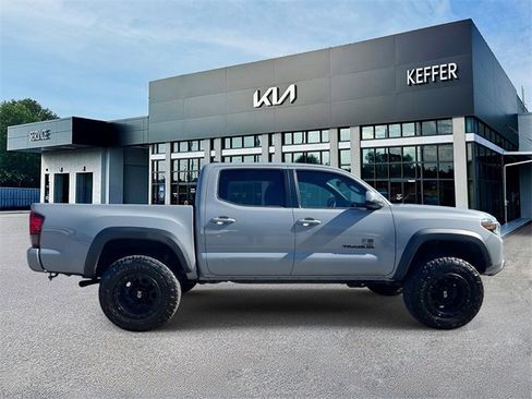 Used 2019 Toyota Tacoma TRD Off-Road image 9