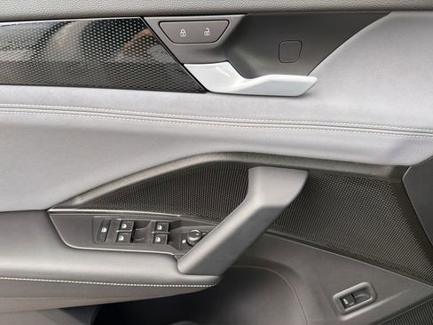 New 2026 Volkswagen Tiguan SE R-Line FWD image 21