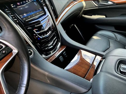 Used 2019 Cadillac Escalade Luxury w/ LPO, Radiant Package AWD/4WD image 20