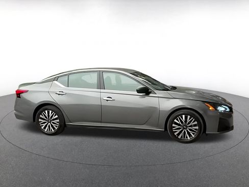 Used 2025 Nissan Altima 2.5 SV FWD image 8