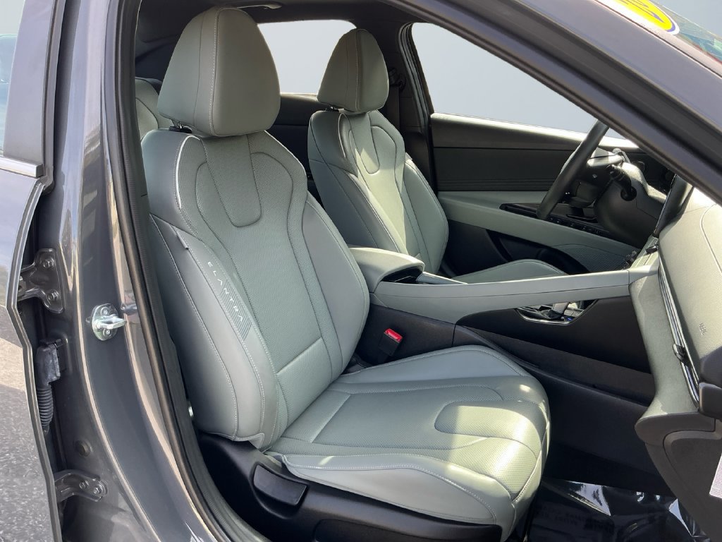 Used 2025 Hyundai Elantra Limited FWD image 16
