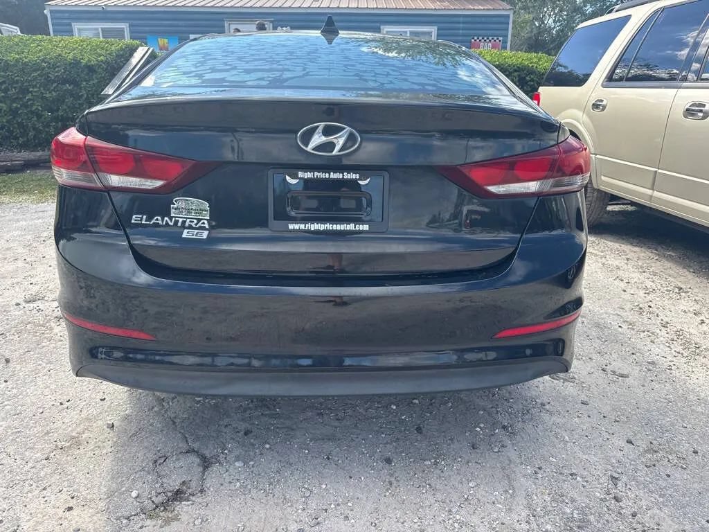 Used 2017 Hyundai Elantra SE w/ Cargo Package FWD image 5