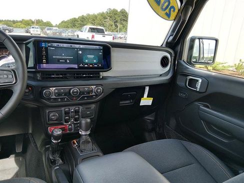 Certified 2025 Jeep Gladiator Sport AWD/4WD image 11