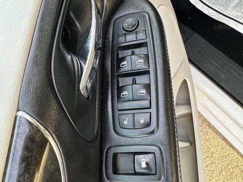 Used 2013 Chrysler Town & Country Touring image 10