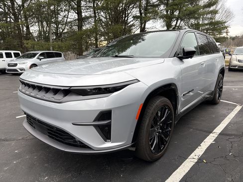 Used 2024 Jeep Wagoneer Launch Edition image 3