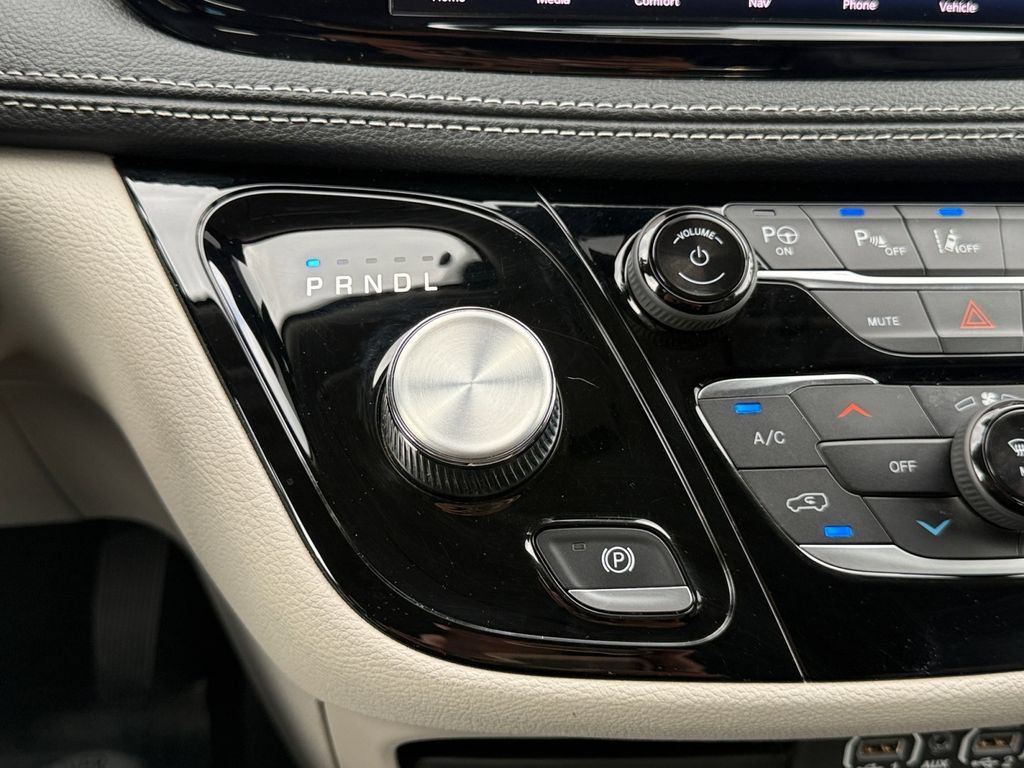 Used 2022 Chrysler Pacifica Touring-L w/ Uconnect Theater Family Group AWD/4WD image 19