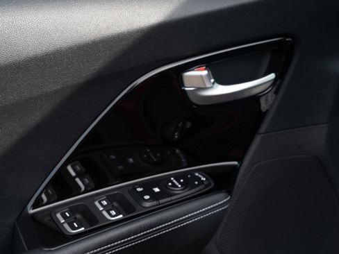 Used 2022 Kia Niro EX image 16