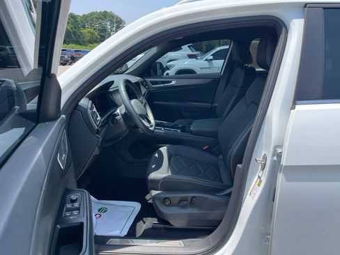 Certified 2024 Volkswagen Atlas Cross Sport SE FWD image 25