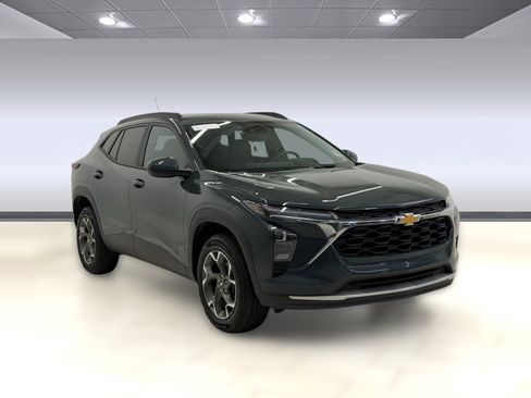 Used 2025 Chevrolet Trax LT FWD image 6