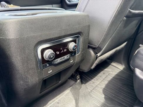 Used 2022 GMC Yukon SLT w/ SLT Premium Package AWD/4WD image 16