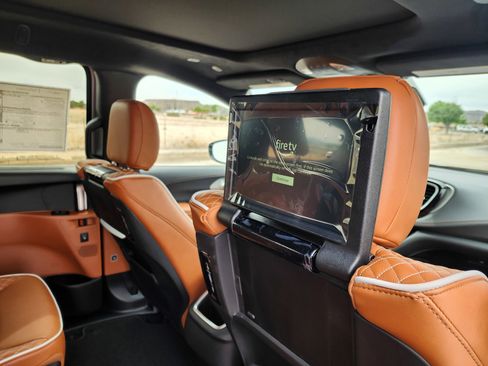 New 2026 Chrysler Pacifica Pinnacle FWD image 12