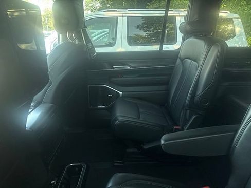 Used 2024 Jeep Wagoneer L Series III w/ Premium Group I AWD/4WD image 8