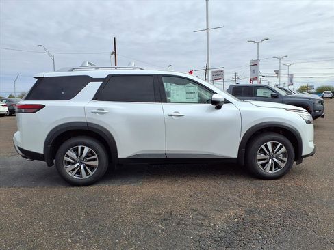 New 2025 Nissan Pathfinder SL image 8