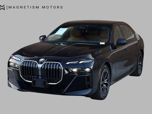 Used 2023 BMW 740i w/ Parking Assistance Package RWD image 5