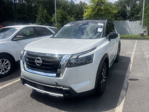 Certified 2025 Nissan Pathfinder Platinum FWD image 1
