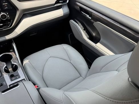 Used 2020 Toyota Highlander Limited FWD image 23