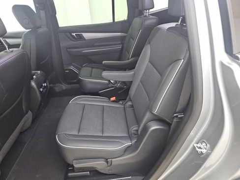 Used 2025 Buick Enclave Preferred image 3