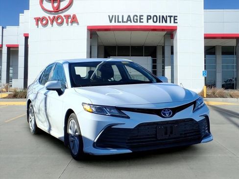 Used 2024 Toyota Camry LE image 3