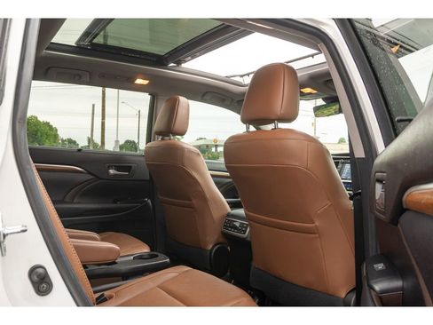 Used 2017 Toyota Highlander Limited Platinum AWD/4WD image 17