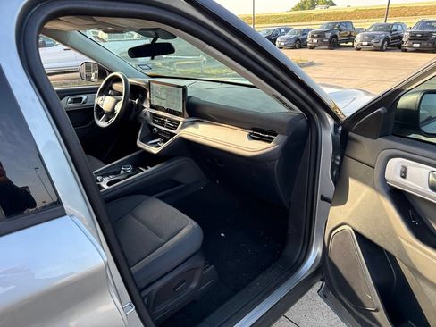 Used 2025 Ford Explorer Active RWD image 14