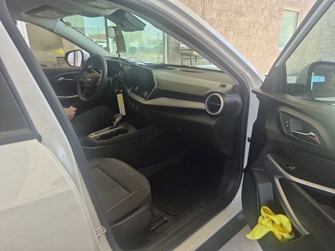 Used 2024 Chevrolet Trax LS w/ LS Convenience Package FWD image 3