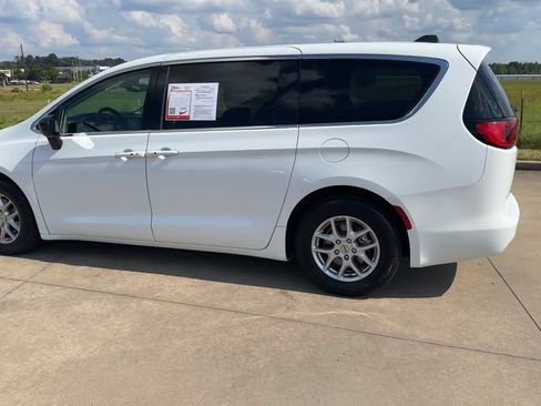 Used 2024 Chrysler Voyager LX FWD image 6