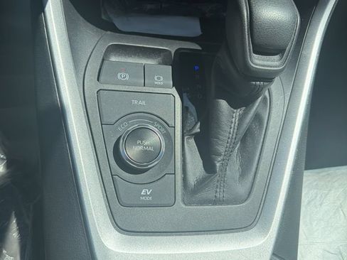 Used 2022 Toyota RAV4 XLE AWD/4WD image 4