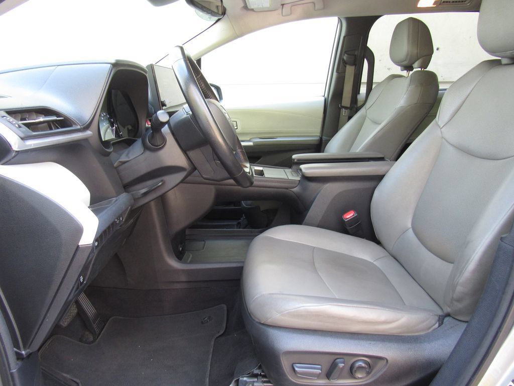Certified 2025 Toyota Sienna XLE FWD image 11