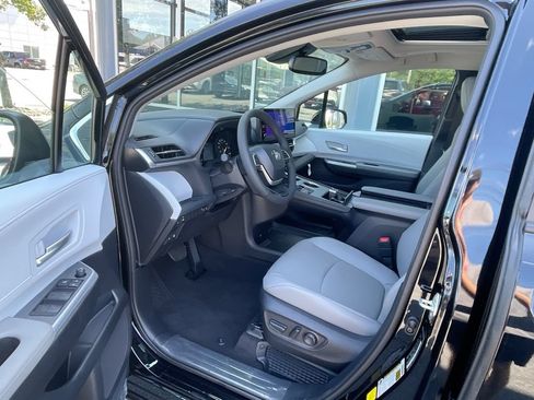Used 2026 Toyota Sienna XLE FWD image 11