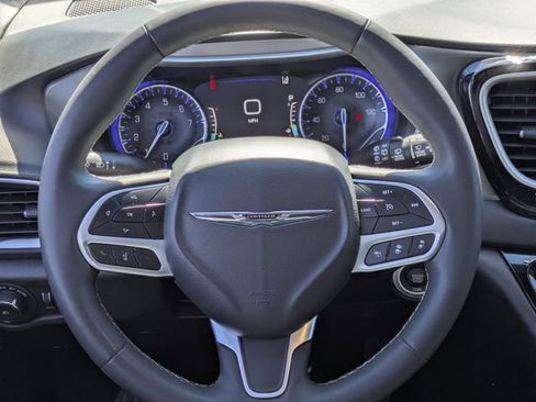 Used 2025 Chrysler Pacifica Select image 19