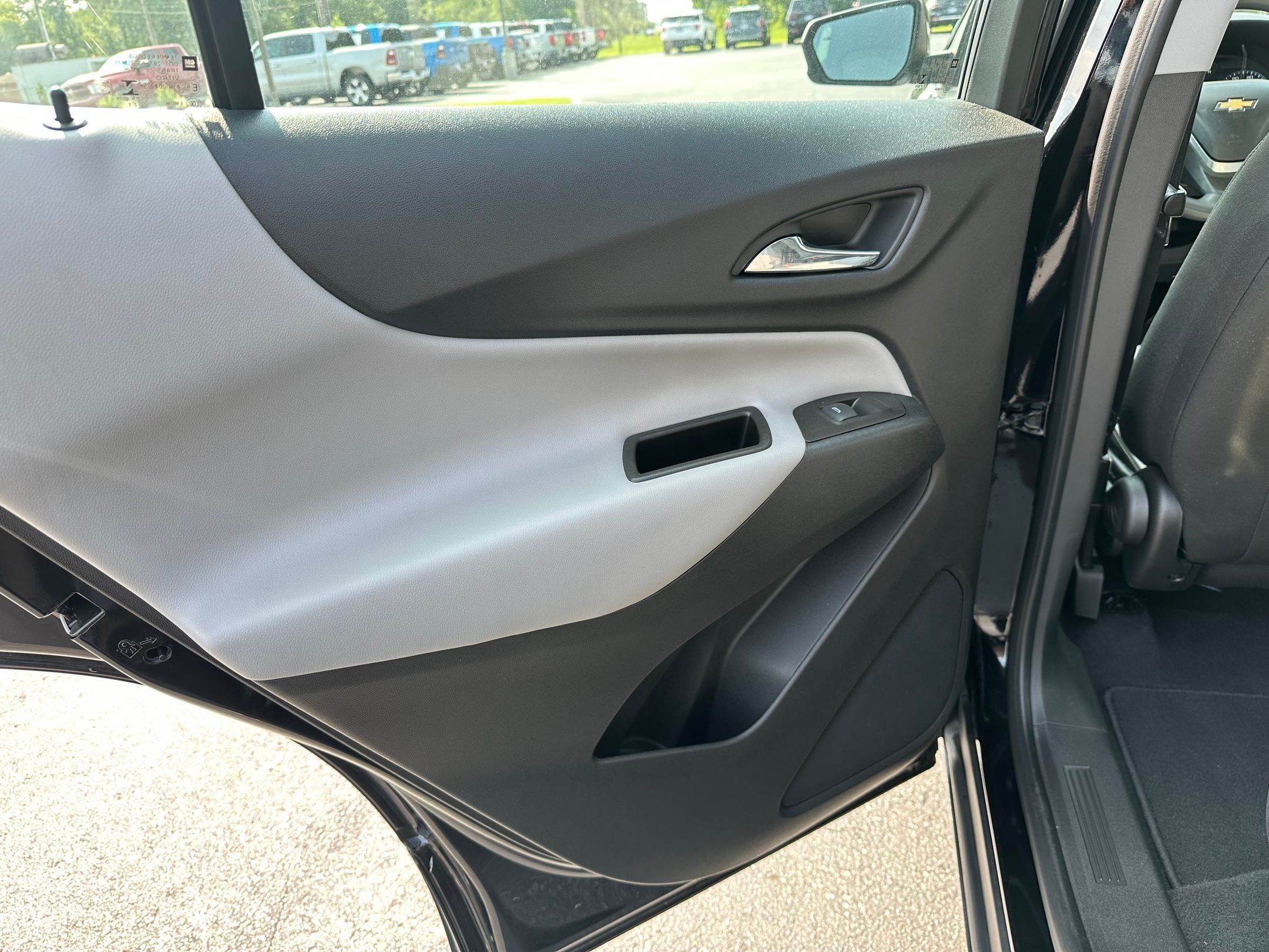 Used 2023 Chevrolet Equinox LS w/ Midnight Edition FWD image 18